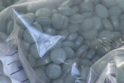 opioides-:-la-communaute-reclame-justice-apres-la-mort-dune-jeune-de-18-ans