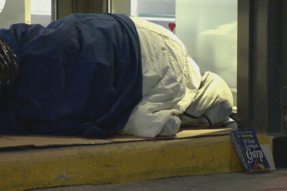 montreal-se-rend-aux-urnes-alors-que-le-nombre-de-sans-abri-double