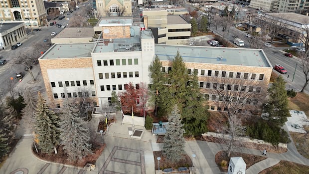 saskatoon-business-owner-raises-stink-over-sewer-gas-odour-from-malfunctioning-station