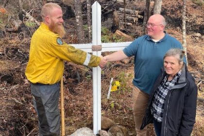 a-damaged-memorial-cross-rescued-from-the-long-lake-wildfire-is-back-where-it-belongs