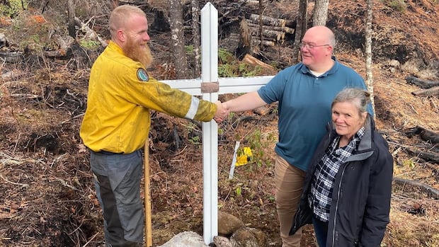 a-damaged-memorial-cross-rescued-from-the-long-lake-wildfire-is-back-where-it-belongs