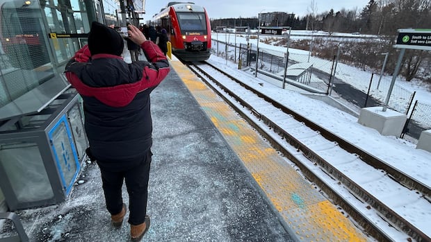 line-4-service-to-ottawa-airport-resumes-after-train-problem