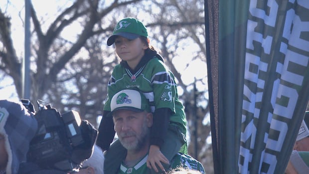 rider-nation-sends-off-western-champs-with-cheers-and-green-pride