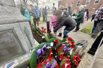 in-photos:-gathering-in-remembrance-at-the-yarmouth-cenotaph-on-nov.-11