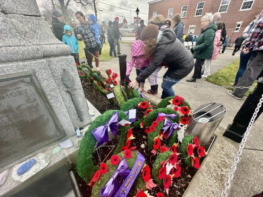 in-photos:-gathering-in-remembrance-at-the-yarmouth-cenotaph-on-nov.-11