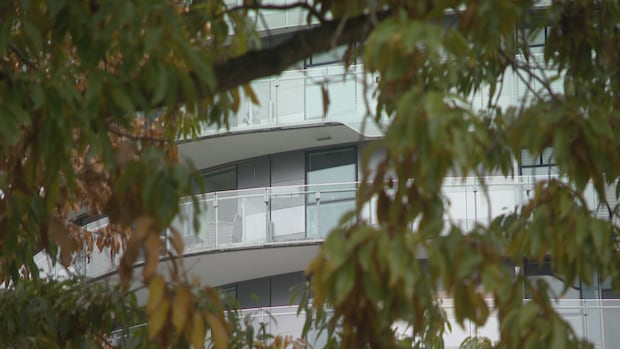 8-year-old-girl-dies-in-vancouver-after-falling-from-balcony:-police