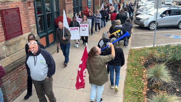 charlottetown-water-and-sewer-workers-back-on-the-job-after-100+-days-of-striking