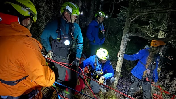 bc.-man-‘lucky’-after-crashing-into-mountain-while-base-jumping-in-squamish:-sar