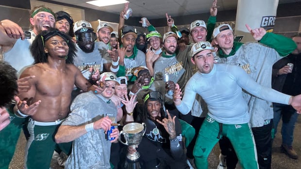 rider-fans-get-a-glimpse-of-grey-cup-as-they-welcome-cfl-champs-home