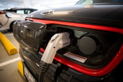 bc.-redrawing-ev-sales-mandate,-scraps-goal-of-100%-by-2035,-leaves-rebates-to-feds