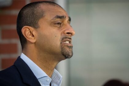 ending-tanker-ban-risks-billions,-bc.-minister-says,-as-pipeline-talks-heat-up