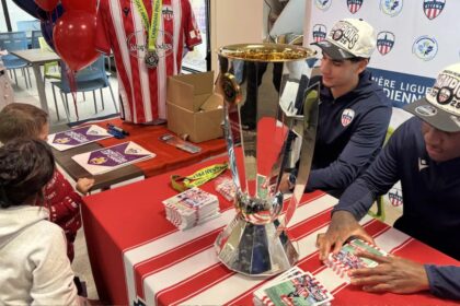 atletico-ottawa-players-bring-north-star-cup-to-cheo