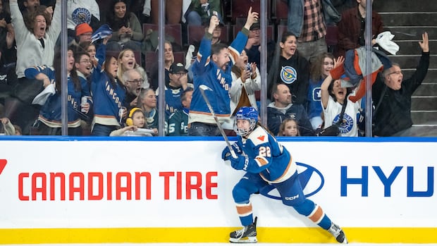 vancouver-goldeneyes-beat-seattle-torrent-in-ot-as-pwhl-expansion-teams-make-debut