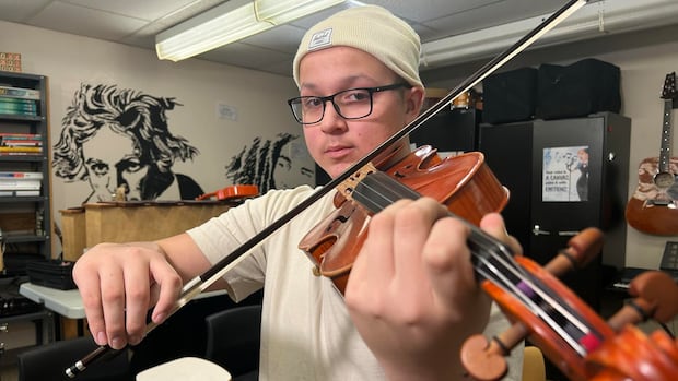 nb.-viola-player-tuning-up-for-performance-at-carnegie-hall