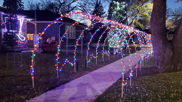 winnipeg-santa-confronted-with-red-tape-over-colourful-christmas-display
