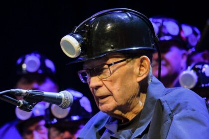 final-bow-for-‘big-jim’-maclellan-with-the-men-of-the-deeps