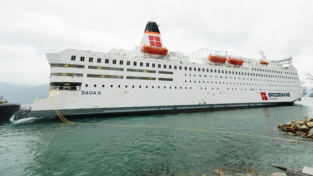 2nd-floating-hotel-arrives-to-house-lng-workers-near-squamish,-bc.