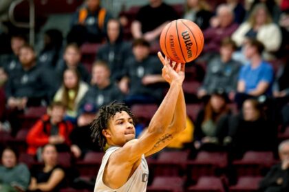 university-basketball:-capers-end-first-half-on-a-losing-note