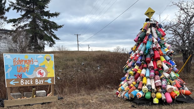 nb.-fishing-community-pays-tribute-to-loved-ones-through-christmas-tree-hung-with-buoys