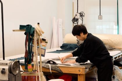 pay-high-duties-or-lose-us.-shoppers?-some-canadian-retailers-forced-to-choose-amid-holiday-sales