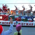 in-photos:-hundreds-of-merry-spectators-catch-sydney-santa-claus-parade