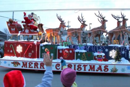 in-photos:-hundreds-of-merry-spectators-catch-sydney-santa-claus-parade