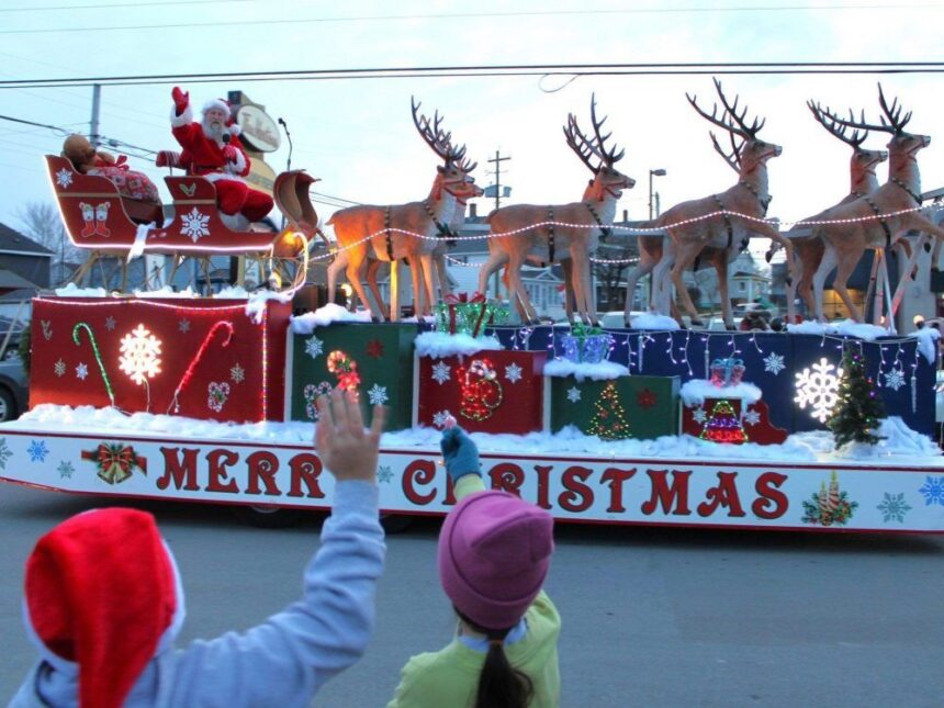 in-photos:-hundreds-of-merry-spectators-catch-sydney-santa-claus-parade