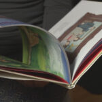 nakuset-survivante-du-scoop-des-annees-60-se-raconte-dans-un-livre-pour-enfants