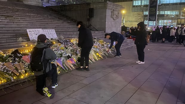 vigil-held-in-vancouver-to-mourn-deaths,-losses-in-deadly-hong-kong-fire