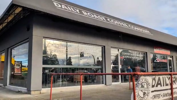 ‘people-are-scared’:-security-footage-shows-suspect-setting-fire-to-sechelt,-bc.,-coffee-shop