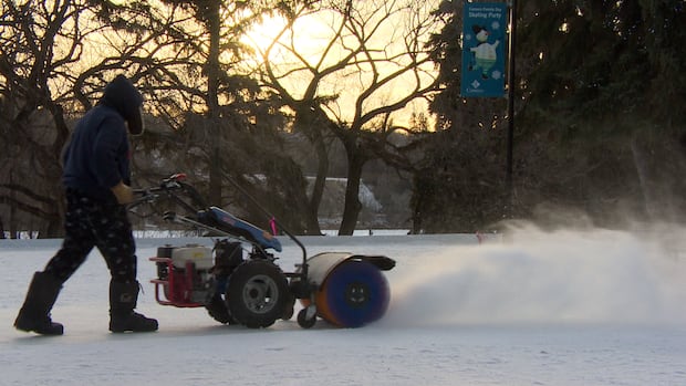 volunteers-share-skills,-techniques-behind-building-outdoor-community-rinks-in-saskatoon