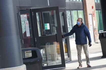 masks-again-mandatory-in-outaouais-hospitals,-care-homes