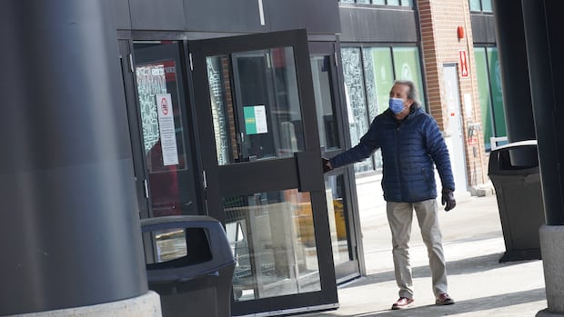 masks-again-mandatory-in-outaouais-hospitals,-care-homes