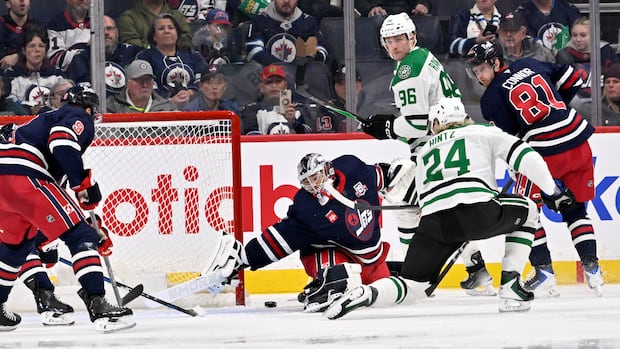 robertson,-rantanen-lead-streaking-stars-past-sputtering-jets
