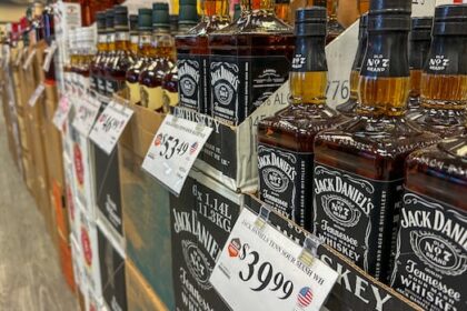 customers-line-up-at-manitoba-liquor-marts-for-1st-chance-to-buy-american-liquor-in-months