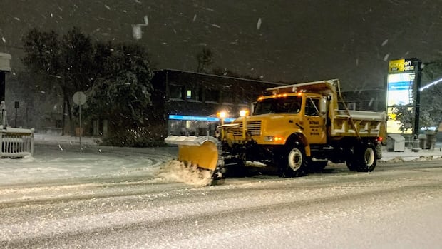 winnipeg-plowing-operations-underway-as-snowfall-blankets-city