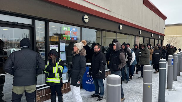 customers-line-up-at-manitoba-liquor-marts-for-1st-chance-to-buy-american-booze-in-months