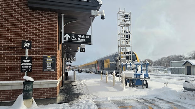 via-rail-passengers-finally-on-the-move-after-being-stranded-overnight-in-brockville,-ont.