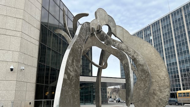 syringes-‘everywhere’-around-home-where-winnipeg-toddler-died,-court-told