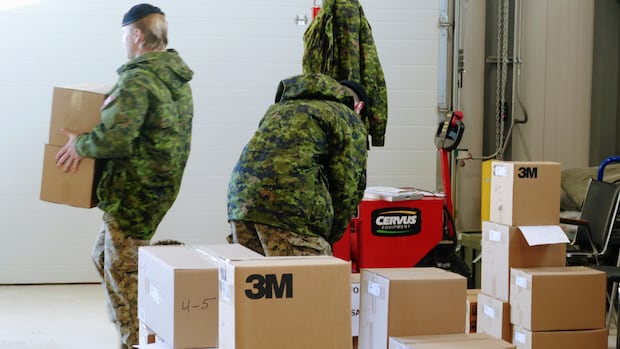 army-reservists-deliver-christmas-hampers-to-families-in-winnipeg’s-north-end