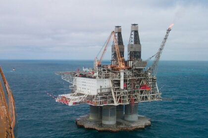worker-injured-by-falling-pipe-on-hibernia-platform