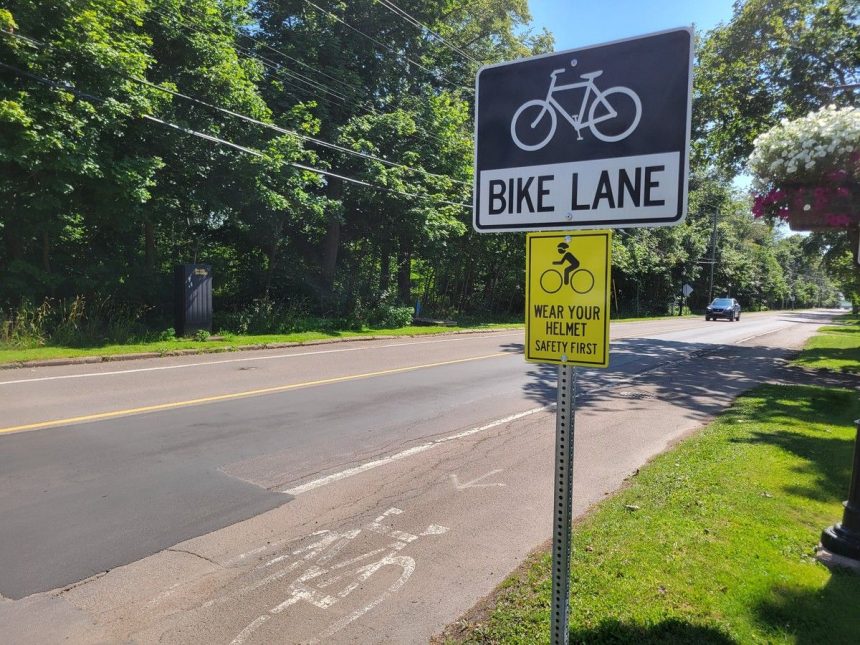 charlottetown-looks-at-rolling-stops,-traffic-lights-and-sidewalk-riding-for-bicycles