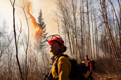 falling-trees-and-helicopter-crashes:-alberta-wildfire-fighters-create-their-own-support-system