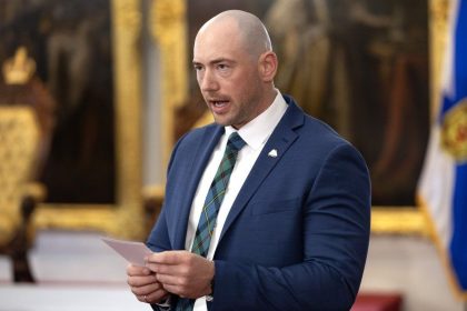 nova-scotia-energy-minister-apologizes-for-misogynistic-song-lyrics,-but-critics-say-apology-isnt-enough